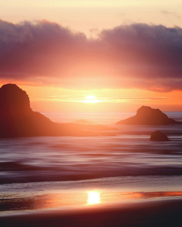 An atmospheric sunrise over the ocean.
